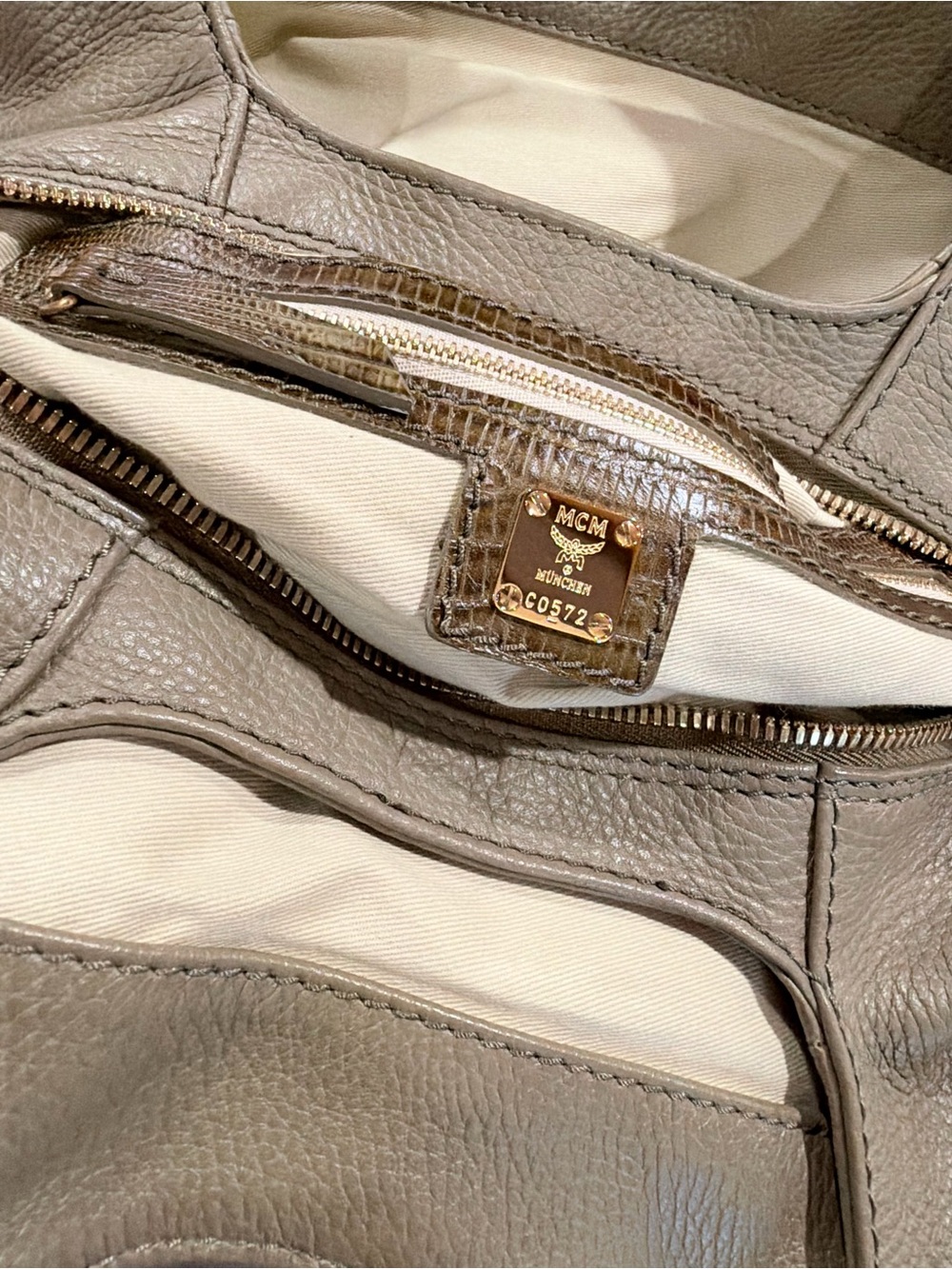 RARE MCM Olive Leather Shoulder Bag with Gold Hardware and Lizard Details - Picture 5 of 5